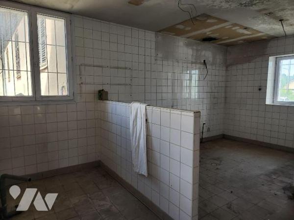 À vendre à Bar-sur-Aube - Ancien Café du Rocher, un bien de caractère à fort potentiel !

Sit...