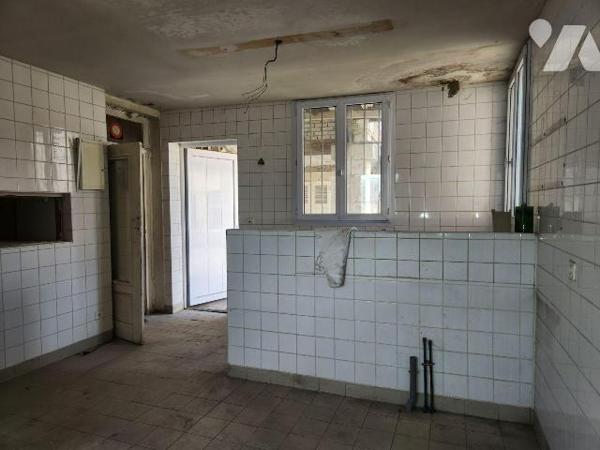 À vendre à Bar-sur-Aube - Ancien Café du Rocher, un bien de caractère à fort potentiel !

Sit...