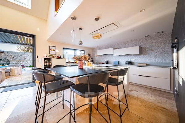 Propriété d'exception en Bourgogne rénovée par architecte 254 m2-6 chambres, piscine et dépendances