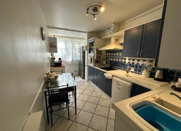 Appartement à vendre    2 pièces • 77 m2 Marseille 8