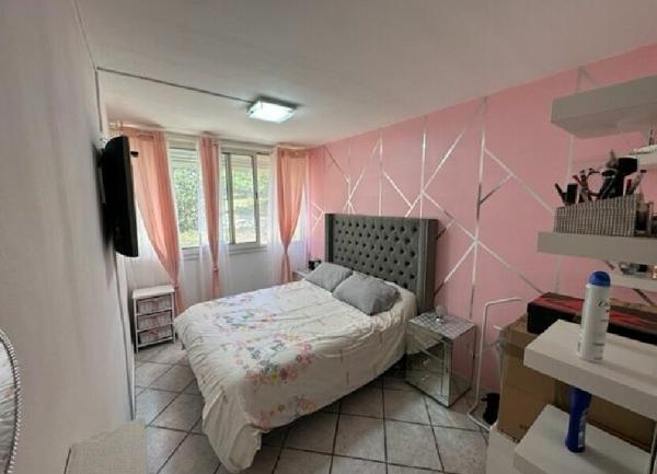 Appartement à vendre    2 pièces • 77 m2 Marseille 8