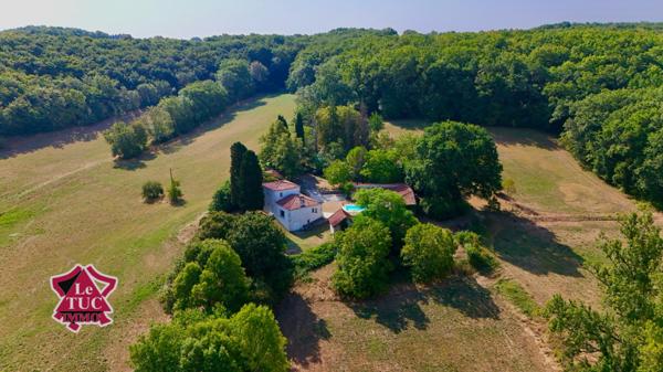 Propriété avec gîte, dépendances, piscine et terrain de 23 ha. Hautefage-la-Tour (47340)