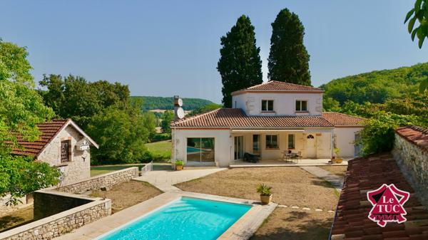 Propriété avec gîte, dépendances, piscine et terrain de 23 ha. Hautefage-la-Tour (47340)