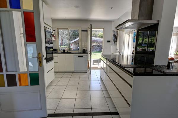 Propriété avec gîte, dépendances, piscine et terrain de 23 ha. Hautefage-la-Tour (47340)