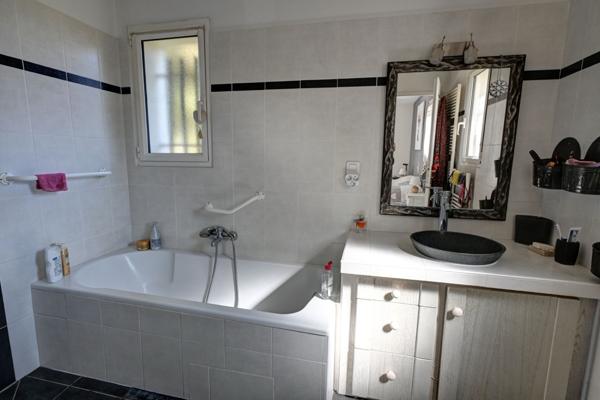 Propriété avec gîte, dépendances, piscine et terrain de 23 ha. Hautefage-la-Tour (47340)