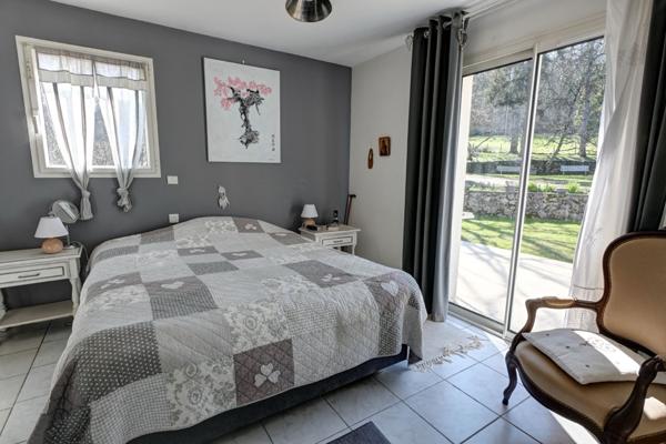 Propriété avec gîte, dépendances, piscine et terrain de 23 ha. Hautefage-la-Tour (47340)