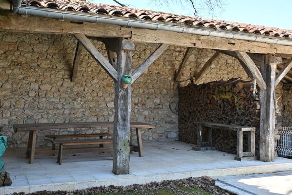 Propriété avec gîte, dépendances, piscine et terrain de 23 ha. Hautefage-la-Tour (47340)