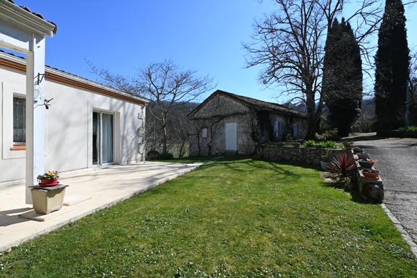 Propriété avec gîte, dépendances, piscine et terrain de 23 ha. Hautefage-la-Tour (47340)