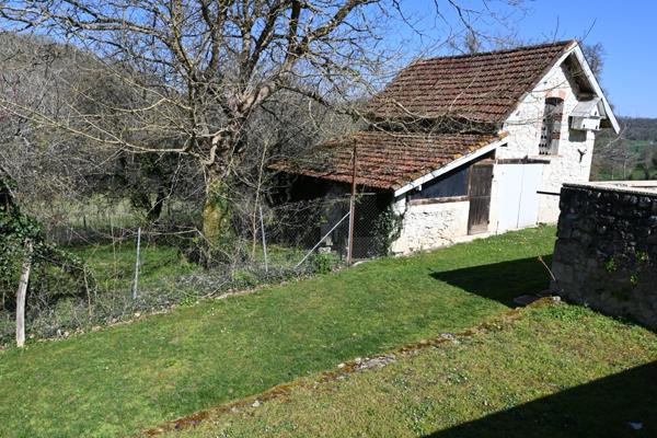 Propriété avec gîte, dépendances, piscine et terrain de 23 ha. Hautefage-la-Tour (47340)