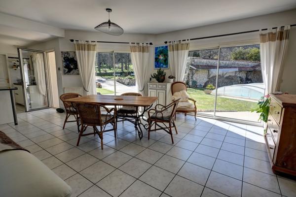 Propriété avec gîte, dépendances, piscine et terrain de 23 ha. Hautefage-la-Tour (47340)