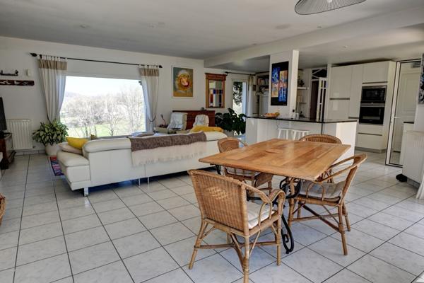 Propriété avec gîte, dépendances, piscine et terrain de 23 ha. Hautefage-la-Tour (47340)