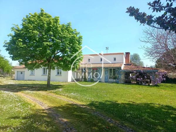 ST ANTOINE DE BREUILH : Maison familiale, 3 chambres, 2200m² de terrain clos.