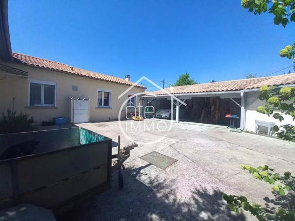 ST ANTOINE DE BREUILH : Maison familiale, 3 chambres, 2200m² de terrain clos.