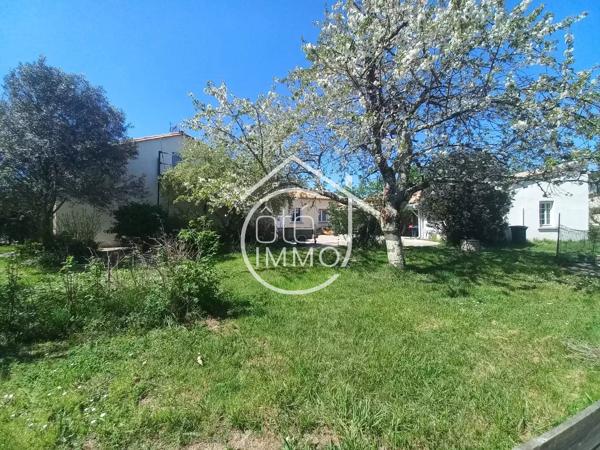 ST ANTOINE DE BREUILH : Maison familiale, 3 chambres, 2200m² de terrain clos.