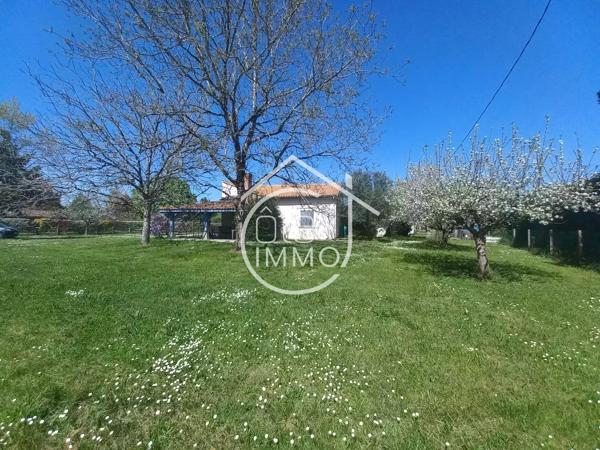 ST ANTOINE DE BREUILH : Maison familiale, 3 chambres, 2200m² de terrain clos.