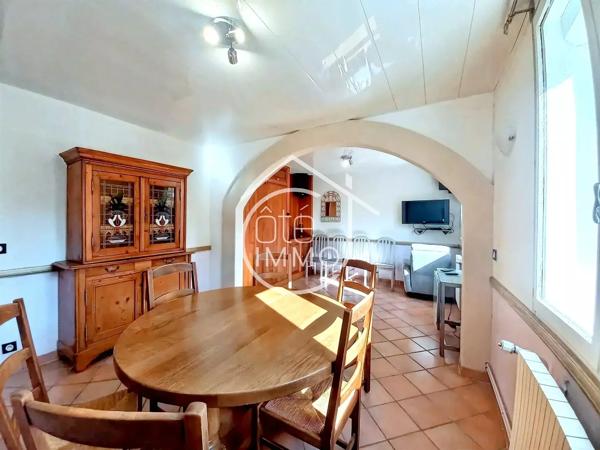 ST ANTOINE DE BREUILH : Maison familiale, 3 chambres, 2200m² de terrain clos.