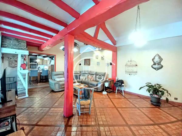 ST ANTOINE DE BREUILH : Maison familiale, 3 chambres, 2200m² de terrain clos.