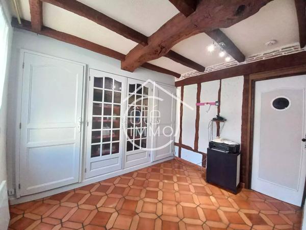 ST ANTOINE DE BREUILH : Maison familiale, 3 chambres, 2200m² de terrain clos.