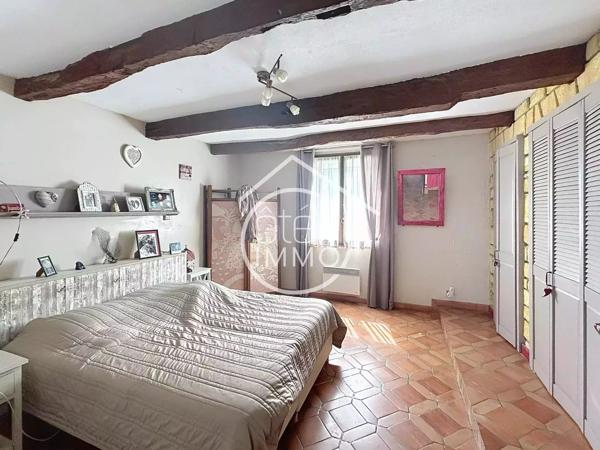 ST ANTOINE DE BREUILH : Maison familiale, 3 chambres, 2200m² de terrain clos.