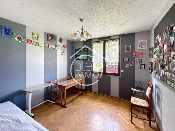 ST ANTOINE DE BREUILH : Maison familiale, 3 chambres, 2200m² de terrain clos.