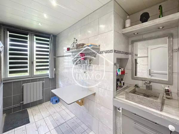 ST ANTOINE DE BREUILH : Maison familiale, 3 chambres, 2200m² de terrain clos.