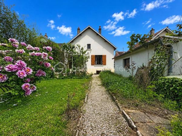 NOUVEAUTÉ, EXCLUSIVITÉ, Idéalement située dans un quartier calme et recherché- quartier Maladière- cette charmante maison des années 1930 développe environ 110 m² habitables et séduira les amateurs de biens de caractère.

Dès l'entrée, vous apprécierez le charme de l'ancien et les beaux volumes qu'offre cette propriété. Le rez-de-chaussée se compose d'une agréable véranda, d'un salon-séjour lumineux et traversant ouvrant sur le jardin, d'une cuisine indépendante, d'une chambre ainsi que d'une salle d'eau.

À l'étage, vous découvrirez une chambre et une vaste mezzanine offrant la possibilité d'aménager une troisième chambre avec salle de bains, selon vos besoins.

La maison bénéficie également d'un sous-sol complet, une buanderie/ chaufferie et un bel espace de stockage.

Implantée sur un terrain arboré de 507 m², elle dispose d'un agréable jardin offrant de nombreuses possibilités : terrasse, espace détente, potager ou aire de jeux pour les enfants. Un garage vient compléter ce bien.

SES ATOUTS: 
Emplacement privilégié en plein centre-ville
Environnement particulièrement calme, sans nuisance
Secteur recherché et apprécié pour sa qualité de vie
Maison de caractère très bien entretenue
Une partie des menuiseries déjà remplacée en PVC double vitrage
Porte d'entrée récente
Chaudière gaz à condensation récente
Jardin arboré offrant un cadre agréable et de nombreuses possibilités d'aménagement
Garage et sous-sol complet, des espaces annexes appréciables au quotidien
Fort potentiel d'aménagement après rénovation

Une belle opportunité pour les passionnés de rénovation ou les familles souhaitant créer un lieu de vie unique dans un environnement paisible et privilégié. Contactez moi pour plus de renseignements