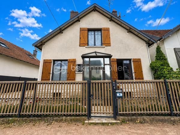 NOUVEAUTÉ, EXCLUSIVITÉ, Idéalement située dans un quartier calme et recherché- quartier Maladière- cette charmante maison des années 1930 développe environ 110 m² habitables et séduira les amateurs de biens de caractère.

Dès l'entrée, vous apprécierez le charme de l'ancien et les beaux volumes qu'offre cette propriété. Le rez-de-chaussée se compose d'une agréable véranda, d'un salon-séjour lumineux et traversant ouvrant sur le jardin, d'une cuisine indépendante, d'une chambre ainsi que d'une salle d'eau.

À l'étage, vous découvrirez une chambre et une vaste mezzanine offrant la possibilité d'aménager une troisième chambre avec salle de bains, selon vos besoins.

La maison bénéficie également d'un sous-sol complet, une buanderie/ chaufferie et un bel espace de stockage.

Implantée sur un terrain arboré de 507 m², elle dispose d'un agréable jardin offrant de nombreuses possibilités : terrasse, espace détente, potager ou aire de jeux pour les enfants. Un garage vient compléter ce bien.

SES ATOUTS: 
Emplacement privilégié en plein centre-ville
Environnement particulièrement calme, sans nuisance
Secteur recherché et apprécié pour sa qualité de vie
Maison de caractère très bien entretenue
Une partie des menuiseries déjà remplacée en PVC double vitrage
Porte d'entrée récente
Chaudière gaz à condensation récente
Jardin arboré offrant un cadre agréable et de nombreuses possibilités d'aménagement
Garage et sous-sol complet, des espaces annexes appréciables au quotidien
Fort potentiel d'aménagement après rénovation

Une belle opportunité pour les passionnés de rénovation ou les familles souhaitant créer un lieu de vie unique dans un environnement paisible et privilégié. Contactez moi pour plus de renseignements