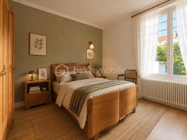 NOUVEAUTÉ, EXCLUSIVITÉ, Idéalement située dans un quartier calme et recherché- quartier Maladière- cette charmante maison des années 1930 développe environ 110 m² habitables et séduira les amateurs de biens de caractère.

Dès l'entrée, vous apprécierez le charme de l'ancien et les beaux volumes qu'offre cette propriété. Le rez-de-chaussée se compose d'une agréable véranda, d'un salon-séjour lumineux et traversant ouvrant sur le jardin, d'une cuisine indépendante, d'une chambre ainsi que d'une salle d'eau.

À l'étage, vous découvrirez une chambre et une vaste mezzanine offrant la possibilité d'aménager une troisième chambre avec salle de bains, selon vos besoins.

La maison bénéficie également d'un sous-sol complet, une buanderie/ chaufferie et un bel espace de stockage.

Implantée sur un terrain arboré de 507 m², elle dispose d'un agréable jardin offrant de nombreuses possibilités : terrasse, espace détente, potager ou aire de jeux pour les enfants. Un garage vient compléter ce bien.

SES ATOUTS: 
Emplacement privilégié en plein centre-ville
Environnement particulièrement calme, sans nuisance
Secteur recherché et apprécié pour sa qualité de vie
Maison de caractère très bien entretenue
Une partie des menuiseries déjà remplacée en PVC double vitrage
Porte d'entrée récente
Chaudière gaz à condensation récente
Jardin arboré offrant un cadre agréable et de nombreuses possibilités d'aménagement
Garage et sous-sol complet, des espaces annexes appréciables au quotidien
Fort potentiel d'aménagement après rénovation

Une belle opportunité pour les passionnés de rénovation ou les familles souhaitant créer un lieu de vie unique dans un environnement paisible et privilégié. Contactez moi pour plus de renseignements