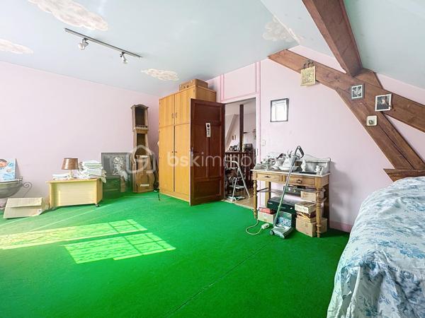 NOUVEAUTÉ, EXCLUSIVITÉ, Idéalement située dans un quartier calme et recherché- quartier Maladière- cette charmante maison des années 1930 développe environ 110 m² habitables et séduira les amateurs de biens de caractère.

Dès l'entrée, vous apprécierez le charme de l'ancien et les beaux volumes qu'offre cette propriété. Le rez-de-chaussée se compose d'une agréable véranda, d'un salon-séjour lumineux et traversant ouvrant sur le jardin, d'une cuisine indépendante, d'une chambre ainsi que d'une salle d'eau.

À l'étage, vous découvrirez une chambre et une vaste mezzanine offrant la possibilité d'aménager une troisième chambre avec salle de bains, selon vos besoins.

La maison bénéficie également d'un sous-sol complet, une buanderie/ chaufferie et un bel espace de stockage.

Implantée sur un terrain arboré de 507 m², elle dispose d'un agréable jardin offrant de nombreuses possibilités : terrasse, espace détente, potager ou aire de jeux pour les enfants. Un garage vient compléter ce bien.

SES ATOUTS: 
Emplacement privilégié en plein centre-ville
Environnement particulièrement calme, sans nuisance
Secteur recherché et apprécié pour sa qualité de vie
Maison de caractère très bien entretenue
Une partie des menuiseries déjà remplacée en PVC double vitrage
Porte d'entrée récente
Chaudière gaz à condensation récente
Jardin arboré offrant un cadre agréable et de nombreuses possibilités d'aménagement
Garage et sous-sol complet, des espaces annexes appréciables au quotidien
Fort potentiel d'aménagement après rénovation

Une belle opportunité pour les passionnés de rénovation ou les familles souhaitant créer un lieu de vie unique dans un environnement paisible et privilégié. Contactez moi pour plus de renseignements