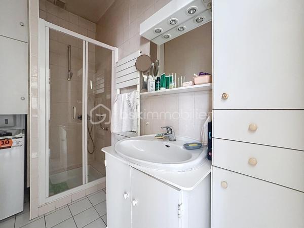 NOUVEAUTÉ, EXCLUSIVITÉ, Idéalement située dans un quartier calme et recherché- quartier Maladière- cette charmante maison des années 1930 développe environ 110 m² habitables et séduira les amateurs de biens de caractère.

Dès l'entrée, vous apprécierez le charme de l'ancien et les beaux volumes qu'offre cette propriété. Le rez-de-chaussée se compose d'une agréable véranda, d'un salon-séjour lumineux et traversant ouvrant sur le jardin, d'une cuisine indépendante, d'une chambre ainsi que d'une salle d'eau.

À l'étage, vous découvrirez une chambre et une vaste mezzanine offrant la possibilité d'aménager une troisième chambre avec salle de bains, selon vos besoins.

La maison bénéficie également d'un sous-sol complet, une buanderie/ chaufferie et un bel espace de stockage.

Implantée sur un terrain arboré de 507 m², elle dispose d'un agréable jardin offrant de nombreuses possibilités : terrasse, espace détente, potager ou aire de jeux pour les enfants. Un garage vient compléter ce bien.

SES ATOUTS: 
Emplacement privilégié en plein centre-ville
Environnement particulièrement calme, sans nuisance
Secteur recherché et apprécié pour sa qualité de vie
Maison de caractère très bien entretenue
Une partie des menuiseries déjà remplacée en PVC double vitrage
Porte d'entrée récente
Chaudière gaz à condensation récente
Jardin arboré offrant un cadre agréable et de nombreuses possibilités d'aménagement
Garage et sous-sol complet, des espaces annexes appréciables au quotidien
Fort potentiel d'aménagement après rénovation

Une belle opportunité pour les passionnés de rénovation ou les familles souhaitant créer un lieu de vie unique dans un environnement paisible et privilégié. Contactez moi pour plus de renseignements