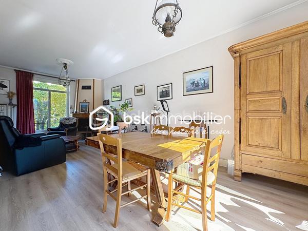 NOUVEAUTÉ, EXCLUSIVITÉ, Idéalement située dans un quartier calme et recherché- quartier Maladière- cette charmante maison des années 1930 développe environ 110 m² habitables et séduira les amateurs de biens de caractère.

Dès l'entrée, vous apprécierez le charme de l'ancien et les beaux volumes qu'offre cette propriété. Le rez-de-chaussée se compose d'une agréable véranda, d'un salon-séjour lumineux et traversant ouvrant sur le jardin, d'une cuisine indépendante, d'une chambre ainsi que d'une salle d'eau.

À l'étage, vous découvrirez une chambre et une vaste mezzanine offrant la possibilité d'aménager une troisième chambre avec salle de bains, selon vos besoins.

La maison bénéficie également d'un sous-sol complet, une buanderie/ chaufferie et un bel espace de stockage.

Implantée sur un terrain arboré de 507 m², elle dispose d'un agréable jardin offrant de nombreuses possibilités : terrasse, espace détente, potager ou aire de jeux pour les enfants. Un garage vient compléter ce bien.

SES ATOUTS: 
Emplacement privilégié en plein centre-ville
Environnement particulièrement calme, sans nuisance
Secteur recherché et apprécié pour sa qualité de vie
Maison de caractère très bien entretenue
Une partie des menuiseries déjà remplacée en PVC double vitrage
Porte d'entrée récente
Chaudière gaz à condensation récente
Jardin arboré offrant un cadre agréable et de nombreuses possibilités d'aménagement
Garage et sous-sol complet, des espaces annexes appréciables au quotidien
Fort potentiel d'aménagement après rénovation

Une belle opportunité pour les passionnés de rénovation ou les familles souhaitant créer un lieu de vie unique dans un environnement paisible et privilégié. Contactez moi pour plus de renseignements