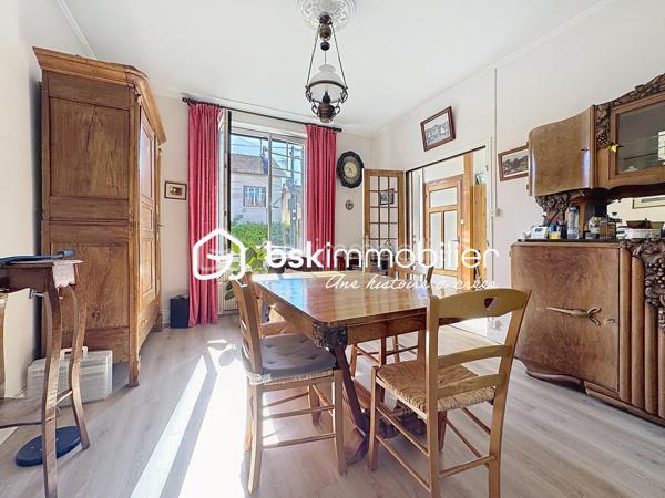 NOUVEAUTÉ, EXCLUSIVITÉ, Idéalement située dans un quartier calme et recherché- quartier Maladière- cette charmante maison des années 1930 développe environ 110 m² habitables et séduira les amateurs de biens de caractère.

Dès l'entrée, vous apprécierez le charme de l'ancien et les beaux volumes qu'offre cette propriété. Le rez-de-chaussée se compose d'une agréable véranda, d'un salon-séjour lumineux et traversant ouvrant sur le jardin, d'une cuisine indépendante, d'une chambre ainsi que d'une salle d'eau.

À l'étage, vous découvrirez une chambre et une vaste mezzanine offrant la possibilité d'aménager une troisième chambre avec salle de bains, selon vos besoins.

La maison bénéficie également d'un sous-sol complet, une buanderie/ chaufferie et un bel espace de stockage.

Implantée sur un terrain arboré de 507 m², elle dispose d'un agréable jardin offrant de nombreuses possibilités : terrasse, espace détente, potager ou aire de jeux pour les enfants. Un garage vient compléter ce bien.

SES ATOUTS: 
Emplacement privilégié en plein centre-ville
Environnement particulièrement calme, sans nuisance
Secteur recherché et apprécié pour sa qualité de vie
Maison de caractère très bien entretenue
Une partie des menuiseries déjà remplacée en PVC double vitrage
Porte d'entrée récente
Chaudière gaz à condensation récente
Jardin arboré offrant un cadre agréable et de nombreuses possibilités d'aménagement
Garage et sous-sol complet, des espaces annexes appréciables au quotidien
Fort potentiel d'aménagement après rénovation

Une belle opportunité pour les passionnés de rénovation ou les familles souhaitant créer un lieu de vie unique dans un environnement paisible et privilégié. Contactez moi pour plus de renseignements