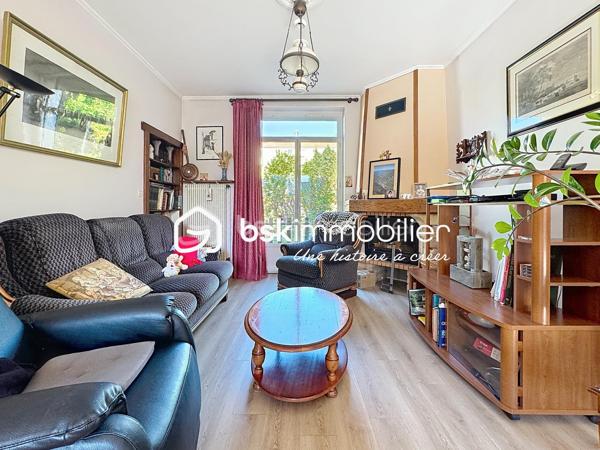 NOUVEAUTÉ, EXCLUSIVITÉ, Idéalement située dans un quartier calme et recherché- quartier Maladière- cette charmante maison des années 1930 développe environ 110 m² habitables et séduira les amateurs de biens de caractère.

Dès l'entrée, vous apprécierez le charme de l'ancien et les beaux volumes qu'offre cette propriété. Le rez-de-chaussée se compose d'une agréable véranda, d'un salon-séjour lumineux et traversant ouvrant sur le jardin, d'une cuisine indépendante, d'une chambre ainsi que d'une salle d'eau.

À l'étage, vous découvrirez une chambre et une vaste mezzanine offrant la possibilité d'aménager une troisième chambre avec salle de bains, selon vos besoins.

La maison bénéficie également d'un sous-sol complet, une buanderie/ chaufferie et un bel espace de stockage.

Implantée sur un terrain arboré de 507 m², elle dispose d'un agréable jardin offrant de nombreuses possibilités : terrasse, espace détente, potager ou aire de jeux pour les enfants. Un garage vient compléter ce bien.

SES ATOUTS: 
Emplacement privilégié en plein centre-ville
Environnement particulièrement calme, sans nuisance
Secteur recherché et apprécié pour sa qualité de vie
Maison de caractère très bien entretenue
Une partie des menuiseries déjà remplacée en PVC double vitrage
Porte d'entrée récente
Chaudière gaz à condensation récente
Jardin arboré offrant un cadre agréable et de nombreuses possibilités d'aménagement
Garage et sous-sol complet, des espaces annexes appréciables au quotidien
Fort potentiel d'aménagement après rénovation

Une belle opportunité pour les passionnés de rénovation ou les familles souhaitant créer un lieu de vie unique dans un environnement paisible et privilégié. Contactez moi pour plus de renseignements