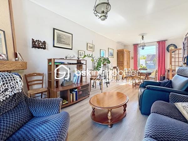 NOUVEAUTÉ, EXCLUSIVITÉ, Idéalement située dans un quartier calme et recherché- quartier Maladière- cette charmante maison des années 1930 développe environ 110 m² habitables et séduira les amateurs de biens de caractère.

Dès l'entrée, vous apprécierez le charme de l'ancien et les beaux volumes qu'offre cette propriété. Le rez-de-chaussée se compose d'une agréable véranda, d'un salon-séjour lumineux et traversant ouvrant sur le jardin, d'une cuisine indépendante, d'une chambre ainsi que d'une salle d'eau.

À l'étage, vous découvrirez une chambre et une vaste mezzanine offrant la possibilité d'aménager une troisième chambre avec salle de bains, selon vos besoins.

La maison bénéficie également d'un sous-sol complet, une buanderie/ chaufferie et un bel espace de stockage.

Implantée sur un terrain arboré de 507 m², elle dispose d'un agréable jardin offrant de nombreuses possibilités : terrasse, espace détente, potager ou aire de jeux pour les enfants. Un garage vient compléter ce bien.

SES ATOUTS: 
Emplacement privilégié en plein centre-ville
Environnement particulièrement calme, sans nuisance
Secteur recherché et apprécié pour sa qualité de vie
Maison de caractère très bien entretenue
Une partie des menuiseries déjà remplacée en PVC double vitrage
Porte d'entrée récente
Chaudière gaz à condensation récente
Jardin arboré offrant un cadre agréable et de nombreuses possibilités d'aménagement
Garage et sous-sol complet, des espaces annexes appréciables au quotidien
Fort potentiel d'aménagement après rénovation

Une belle opportunité pour les passionnés de rénovation ou les familles souhaitant créer un lieu de vie unique dans un environnement paisible et privilégié. Contactez moi pour plus de renseignements