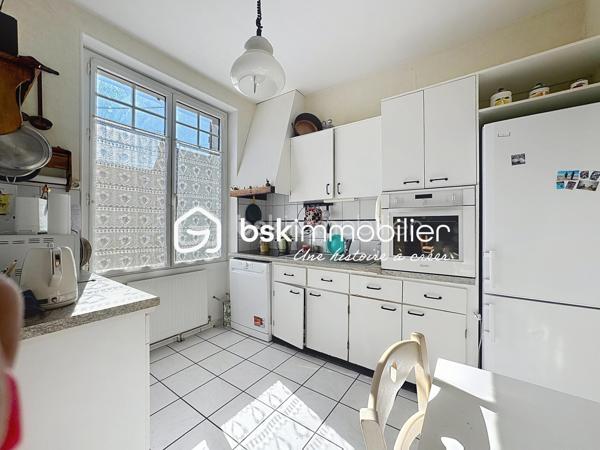 NOUVEAUTÉ, EXCLUSIVITÉ, Idéalement située dans un quartier calme et recherché- quartier Maladière- cette charmante maison des années 1930 développe environ 110 m² habitables et séduira les amateurs de biens de caractère.

Dès l'entrée, vous apprécierez le charme de l'ancien et les beaux volumes qu'offre cette propriété. Le rez-de-chaussée se compose d'une agréable véranda, d'un salon-séjour lumineux et traversant ouvrant sur le jardin, d'une cuisine indépendante, d'une chambre ainsi que d'une salle d'eau.

À l'étage, vous découvrirez une chambre et une vaste mezzanine offrant la possibilité d'aménager une troisième chambre avec salle de bains, selon vos besoins.

La maison bénéficie également d'un sous-sol complet, une buanderie/ chaufferie et un bel espace de stockage.

Implantée sur un terrain arboré de 507 m², elle dispose d'un agréable jardin offrant de nombreuses possibilités : terrasse, espace détente, potager ou aire de jeux pour les enfants. Un garage vient compléter ce bien.

SES ATOUTS: 
Emplacement privilégié en plein centre-ville
Environnement particulièrement calme, sans nuisance
Secteur recherché et apprécié pour sa qualité de vie
Maison de caractère très bien entretenue
Une partie des menuiseries déjà remplacée en PVC double vitrage
Porte d'entrée récente
Chaudière gaz à condensation récente
Jardin arboré offrant un cadre agréable et de nombreuses possibilités d'aménagement
Garage et sous-sol complet, des espaces annexes appréciables au quotidien
Fort potentiel d'aménagement après rénovation

Une belle opportunité pour les passionnés de rénovation ou les familles souhaitant créer un lieu de vie unique dans un environnement paisible et privilégié. Contactez moi pour plus de renseignements