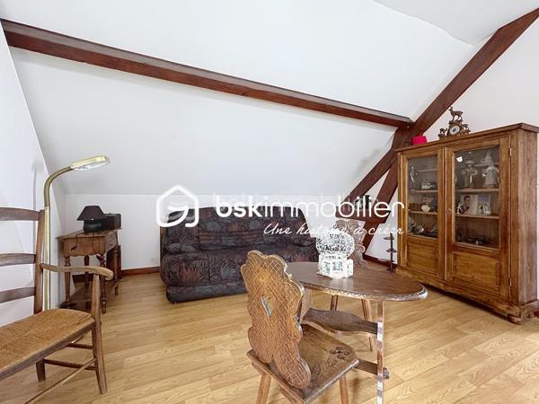 NOUVEAUTÉ, EXCLUSIVITÉ, Idéalement située dans un quartier calme et recherché- quartier Maladière- cette charmante maison des années 1930 développe environ 110 m² habitables et séduira les amateurs de biens de caractère.

Dès l'entrée, vous apprécierez le charme de l'ancien et les beaux volumes qu'offre cette propriété. Le rez-de-chaussée se compose d'une agréable véranda, d'un salon-séjour lumineux et traversant ouvrant sur le jardin, d'une cuisine indépendante, d'une chambre ainsi que d'une salle d'eau.

À l'étage, vous découvrirez une chambre et une vaste mezzanine offrant la possibilité d'aménager une troisième chambre avec salle de bains, selon vos besoins.

La maison bénéficie également d'un sous-sol complet, une buanderie/ chaufferie et un bel espace de stockage.

Implantée sur un terrain arboré de 507 m², elle dispose d'un agréable jardin offrant de nombreuses possibilités : terrasse, espace détente, potager ou aire de jeux pour les enfants. Un garage vient compléter ce bien.

SES ATOUTS: 
Emplacement privilégié en plein centre-ville
Environnement particulièrement calme, sans nuisance
Secteur recherché et apprécié pour sa qualité de vie
Maison de caractère très bien entretenue
Une partie des menuiseries déjà remplacée en PVC double vitrage
Porte d'entrée récente
Chaudière gaz à condensation récente
Jardin arboré offrant un cadre agréable et de nombreuses possibilités d'aménagement
Garage et sous-sol complet, des espaces annexes appréciables au quotidien
Fort potentiel d'aménagement après rénovation

Une belle opportunité pour les passionnés de rénovation ou les familles souhaitant créer un lieu de vie unique dans un environnement paisible et privilégié. Contactez moi pour plus de renseignements