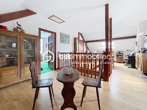 NOUVEAUTÉ, EXCLUSIVITÉ, Idéalement située dans un quartier calme et recherché- quartier Maladière- cette charmante maison des années 1930 développe environ 110 m² habitables et séduira les amateurs de biens de caractère.

Dès l'entrée, vous apprécierez le charme de l'ancien et les beaux volumes qu'offre cette propriété. Le rez-de-chaussée se compose d'une agréable véranda, d'un salon-séjour lumineux et traversant ouvrant sur le jardin, d'une cuisine indépendante, d'une chambre ainsi que d'une salle d'eau.

À l'étage, vous découvrirez une chambre et une vaste mezzanine offrant la possibilité d'aménager une troisième chambre avec salle de bains, selon vos besoins.

La maison bénéficie également d'un sous-sol complet, une buanderie/ chaufferie et un bel espace de stockage.

Implantée sur un terrain arboré de 507 m², elle dispose d'un agréable jardin offrant de nombreuses possibilités : terrasse, espace détente, potager ou aire de jeux pour les enfants. Un garage vient compléter ce bien.

SES ATOUTS: 
Emplacement privilégié en plein centre-ville
Environnement particulièrement calme, sans nuisance
Secteur recherché et apprécié pour sa qualité de vie
Maison de caractère très bien entretenue
Une partie des menuiseries déjà remplacée en PVC double vitrage
Porte d'entrée récente
Chaudière gaz à condensation récente
Jardin arboré offrant un cadre agréable et de nombreuses possibilités d'aménagement
Garage et sous-sol complet, des espaces annexes appréciables au quotidien
Fort potentiel d'aménagement après rénovation

Une belle opportunité pour les passionnés de rénovation ou les familles souhaitant créer un lieu de vie unique dans un environnement paisible et privilégié. Contactez moi pour plus de renseignements