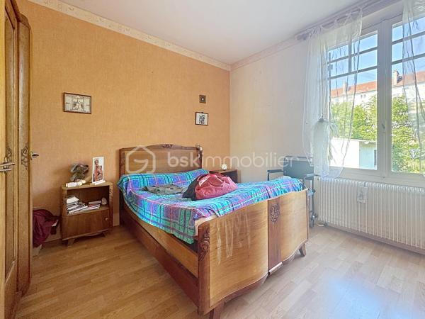 NOUVEAUTÉ, EXCLUSIVITÉ, Idéalement située dans un quartier calme et recherché- quartier Maladière- cette charmante maison des années 1930 développe environ 110 m² habitables et séduira les amateurs de biens de caractère.

Dès l'entrée, vous apprécierez le charme de l'ancien et les beaux volumes qu'offre cette propriété. Le rez-de-chaussée se compose d'une agréable véranda, d'un salon-séjour lumineux et traversant ouvrant sur le jardin, d'une cuisine indépendante, d'une chambre ainsi que d'une salle d'eau.

À l'étage, vous découvrirez une chambre et une vaste mezzanine offrant la possibilité d'aménager une troisième chambre avec salle de bains, selon vos besoins.

La maison bénéficie également d'un sous-sol complet, une buanderie/ chaufferie et un bel espace de stockage.

Implantée sur un terrain arboré de 507 m², elle dispose d'un agréable jardin offrant de nombreuses possibilités : terrasse, espace détente, potager ou aire de jeux pour les enfants. Un garage vient compléter ce bien.

SES ATOUTS: 
Emplacement privilégié en plein centre-ville
Environnement particulièrement calme, sans nuisance
Secteur recherché et apprécié pour sa qualité de vie
Maison de caractère très bien entretenue
Une partie des menuiseries déjà remplacée en PVC double vitrage
Porte d'entrée récente
Chaudière gaz à condensation récente
Jardin arboré offrant un cadre agréable et de nombreuses possibilités d'aménagement
Garage et sous-sol complet, des espaces annexes appréciables au quotidien
Fort potentiel d'aménagement après rénovation

Une belle opportunité pour les passionnés de rénovation ou les familles souhaitant créer un lieu de vie unique dans un environnement paisible et privilégié. Contactez moi pour plus de renseignements