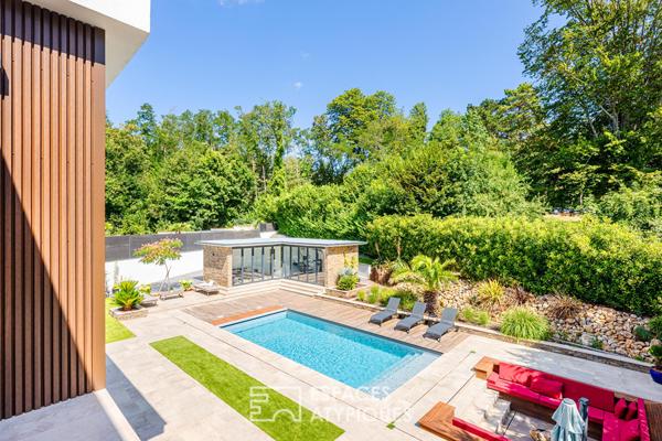 Villa d’architecte contemporaine de 2019, avec piscine et prestations d’exception à Montlignon