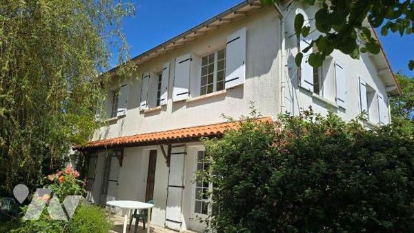 EXCLIUSIVITE LMBS. LEZAY. IDEAL FAMILLE NOMBREUSE. Quartier calme proche centre. Pavillon confo...