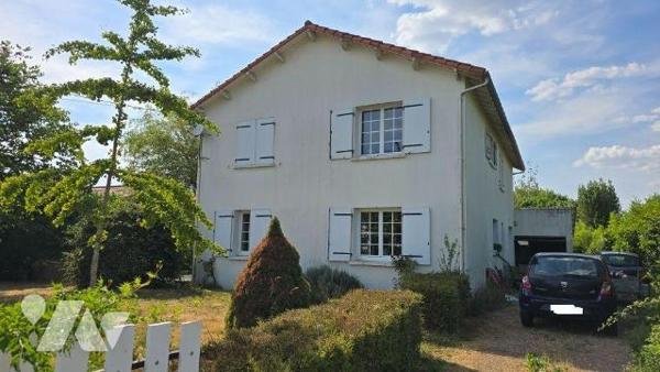 EXCLIUSIVITE LMBS. LEZAY. IDEAL FAMILLE NOMBREUSE. Quartier calme proche centre. Pavillon confo...