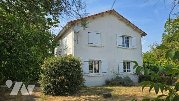 EXCLIUSIVITE LMBS. LEZAY. IDEAL FAMILLE NOMBREUSE. Quartier calme proche centre. Pavillon confo...