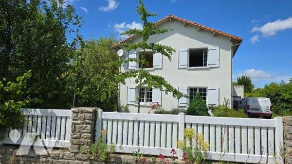 EXCLIUSIVITE LMBS. LEZAY. IDEAL FAMILLE NOMBREUSE. Quartier calme proche centre. Pavillon confo...
