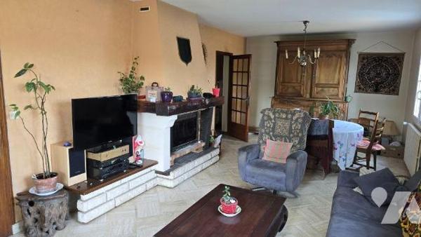 EXCLIUSIVITE LMBS. LEZAY. IDEAL FAMILLE NOMBREUSE. Quartier calme proche centre. Pavillon confo...