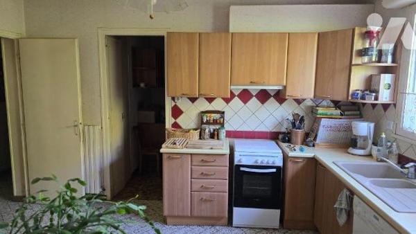 EXCLIUSIVITE LMBS. LEZAY. IDEAL FAMILLE NOMBREUSE. Quartier calme proche centre. Pavillon confo...