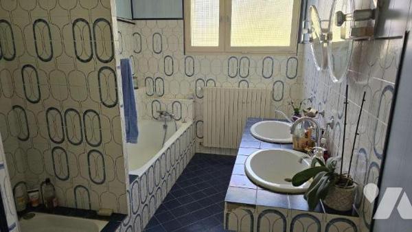 EXCLIUSIVITE LMBS. LEZAY. IDEAL FAMILLE NOMBREUSE. Quartier calme proche centre. Pavillon confo...