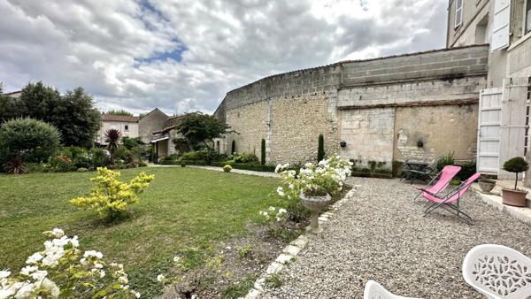 Dpt Charente (16), à vendre BARBEZIEUX SAINT HILAIRE maison de caractère