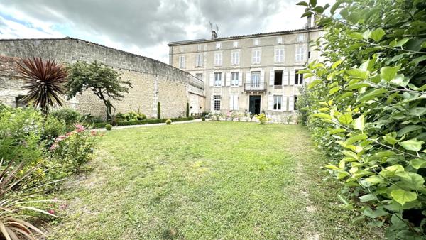 Dpt Charente (16), à vendre BARBEZIEUX SAINT HILAIRE maison de caractère