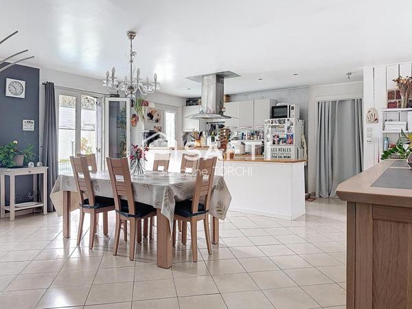 Maison 151m² sur 490m² de terrain avec piscine et cabanon.