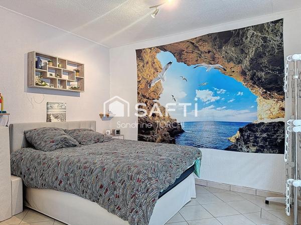 Maison 151m² sur 490m² de terrain avec piscine et cabanon.